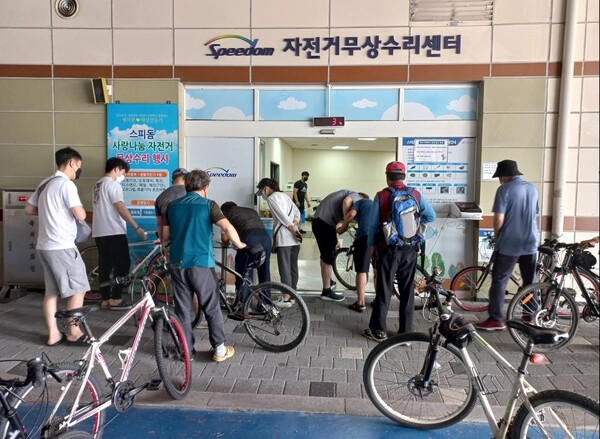 광명스피돔 자전거무상수리센터에 방문한 시민들이 자전거 수리를 위해 접수를 진행하고 있다. (제공: 국민체육진흥공단) ⓒ천지일보 2024.03.24.