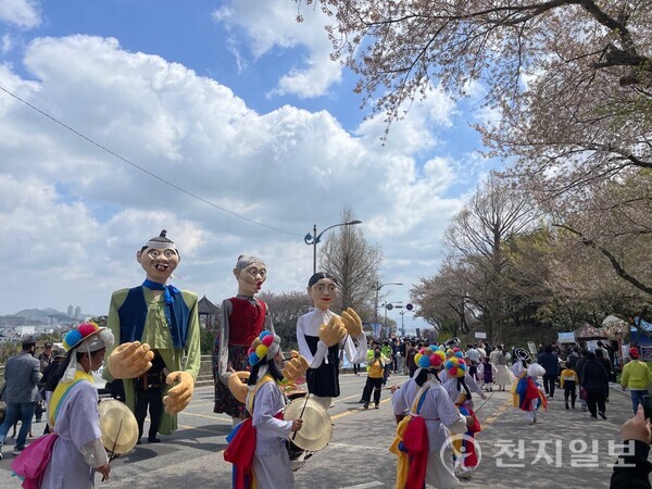 지난해 유달산 봄축제 공연 모습. (제공: 목포시청) ⓒ천지일보 2024.03.24.