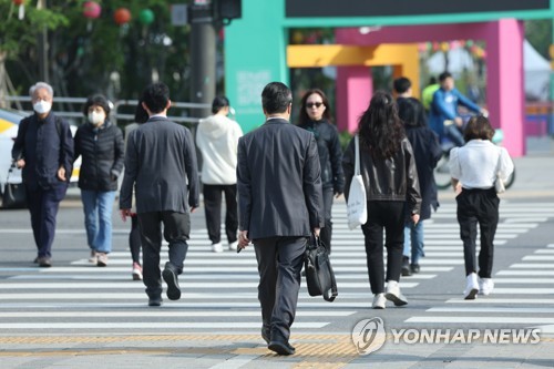 (서울=연합뉴스) 근로자의 날인 1일 오전 서울 종로구 광화문네거리에서 직장인들이 출근하고 있다.
