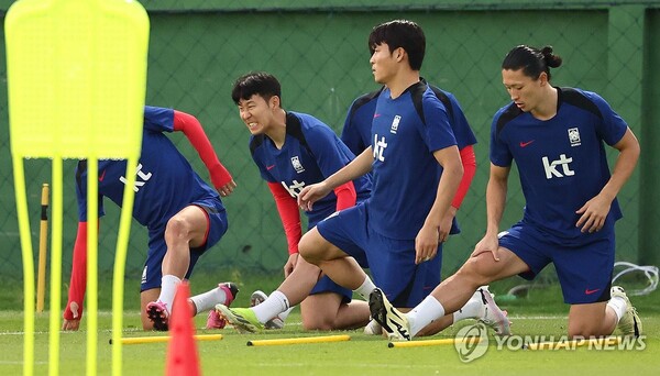 손흥민과 한국 대표팀 선수들이 태국과의 경기를 앞두고 훈련을 하고 있다. (출처: 연합뉴스)