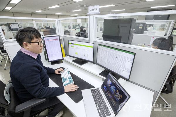 서울 광화문에 위치한 KT 고객센터에서 직원이 AI 클린 메시징 시스템으로 스팸 메시지를 분석하고 있다. (제공: KT) ⓒ천지일보 2024.03.25.