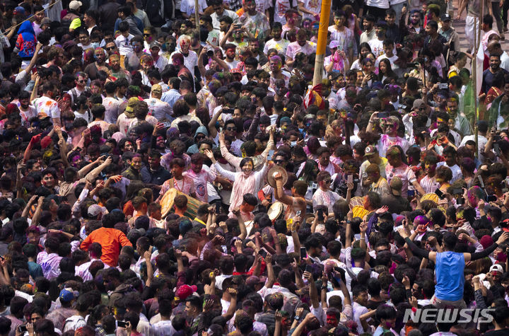 24일(현지시간) 네팔 카트만두에서 주민들이 힌두교 축제 홀리를 축하하기 위해 거리에 모였다. (출처: 뉴시스)