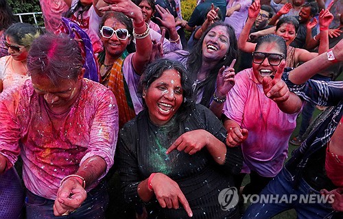 이날 케냐 나이로비에서 색, 사랑, 봄의 축제로 불리는 홀리 축제가 열린 가운데 색 가루를 바른 사람들이 즐기고 있다. (출처: 연합뉴스)