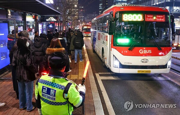 시민들이 서울 중구 남대문세무서·서울백병원 광역버스 정류소.에서 버스를 기다리고 있다. (출처: 연합뉴스)