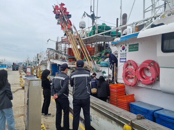 전남 여수시가 최근 연이은 어선 안전사고 발생에 따라 25일 국동항 일원에서 관계기관과 합동 어선 안전 점검을 하고 있다. (제공: 여수시) ⓒ천지일보 2024.03.25.