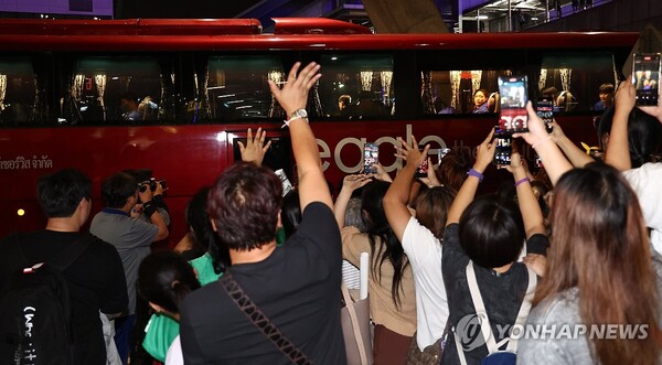 한국 축구대표팀이 22일 태국 방콕 수완나폼공항을 통해 입국하자, 현지 축구팬들이 몰려들어 반갑게 환영하고 있다. (출처: 연합뉴스)