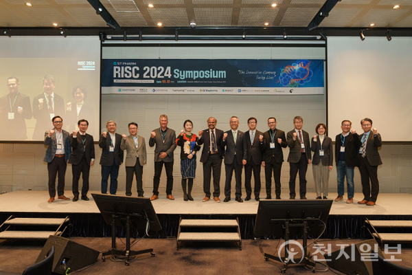 김경진 에스티팜 대표이사(사진 오른쪽에서 7번째)와 주요 연사들이 RISC 2024에서 기념사진을 촬영하고 있다. (제공: 에스티팜)ⓒ천지일보 2024.03.25.