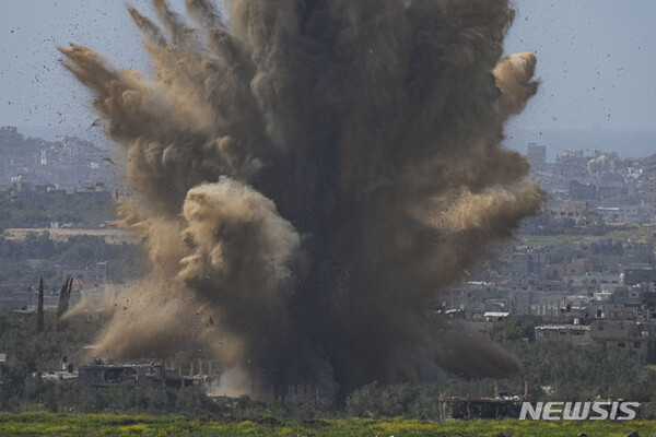 6일(현지시간) 이스라엘 남부에서 본 가자지구 폭발 후 연기가 피어오르고 있다. (출처: AP, 뉴시스)