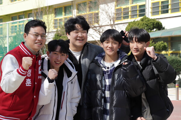 학생들과 함께 있는 국민의힘 박정훈 송파갑 후보(왼쪽 첫 번째)(제공: 박 후보 캠프)