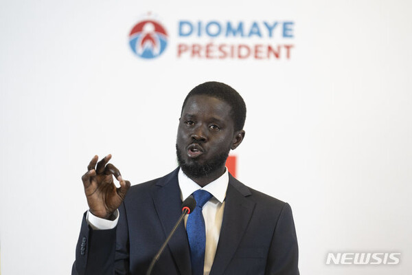 [다카르=AP/뉴시스]세네갈 대통령에 당선한 바시루 디오마예 파예 후보. 44세가 된 그는 아프리카 전체에서 쿠테타로 권력을 잡지 않은 가장 젊은 지도자다. 2024.3.26.