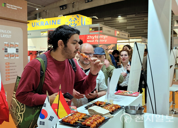 지난 18일부터 21일까지 스페인 바르셀로나에서 열린 ‘바르셀로나 식품박람회’에서 참관객이 ‘한국관’ 콜라보 메뉴를 시식하고 있다. (제공: aT) ⓒ천지일보 2024.03.26.