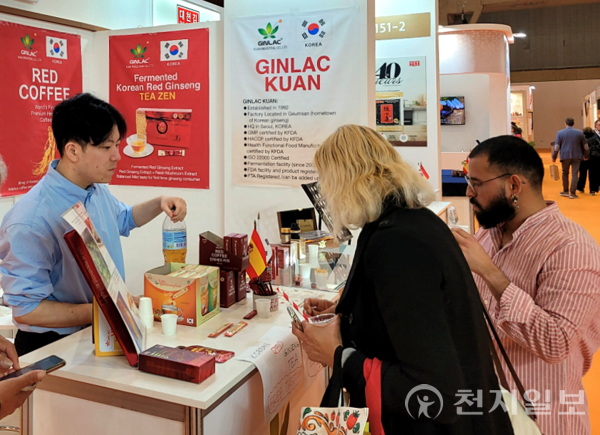 지난 18일부터 21일까지 스페인 바르셀로나에서 열린 ‘바르셀로나 식품박람회’에서 한국관 관계자가 현장 상담을 하고 있다. (제공: aT) ⓒ천지일보 2024.03.26.