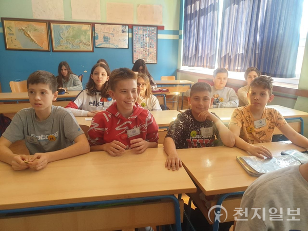 2022년 3월 24일 크로아티아 휴고 바달리치 초등학교에서 학생들이 평화교육 수료식을 하는 사진. (제공: HWPL) ⓒ천지일보 2024.03.26.