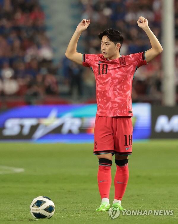 이강인이 26일 태국과의 경기에서 프리킥을 준비하고 있다. (출처: 연합뉴스)