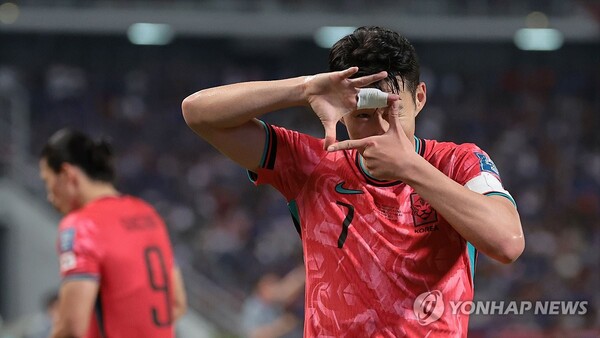 손흥민이 26일 태국전에서 골을 넣은 뒤 찰칵 세러미니로 기쁨을 표현하고 있다. (출처: 연합뉴스)