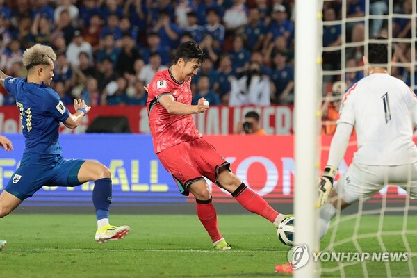 손흥민이 26일 태국전에서 이강인의 패스를 받아 두번째 골을 넣고 있다. (출처: 연합뉴스)
