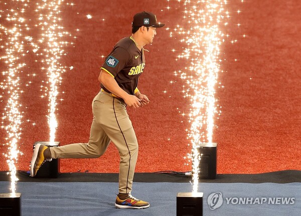 김하성이 지난 21일 서울 고척스카이돔에서 열린 미국프로야구(MLB) 서울시리즈 샌디에이고 파드리스 vs LA 다저스 2차전 경기에서 그라운드로 들어서고 있다.(출처: 공동취재단)