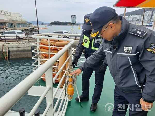 전남 여수해양경찰이 다중이용선박의 구명설비를 점검하고 있다. (제공: 여수해경) ⓒ천지일보 2024.03.27.
