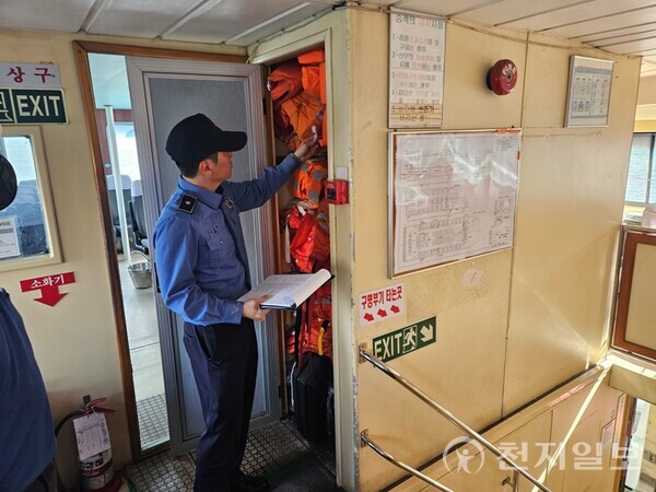 전남 여수해양경찰이 다중이용선박의 승객의 구조설비를 점검하고 있다. (제공: 여수시) ⓒ천지일보 2024.03.27.