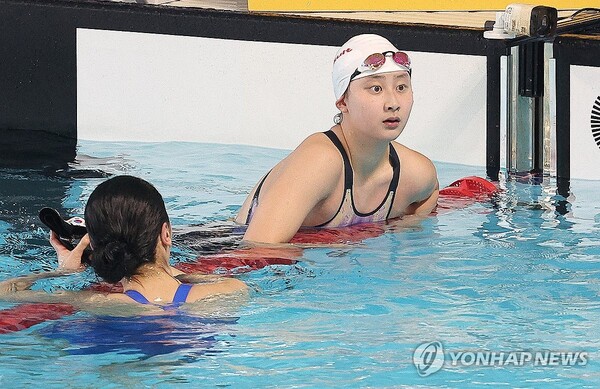 김승원이 26일 여자 배영 50m 결승에서 28초00의 한국 신기록을 세우고 어리둥절한 표정을 짓고 있다. (출처: 연합뉴스)