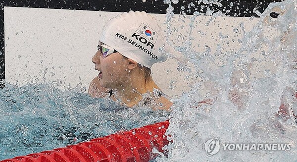 김승원이 26일 여자 배영 50m 결승에서 1위로 패드를 찍은 뒤 숨을 몰아쉬고 있다. (출처: 연합뉴스)