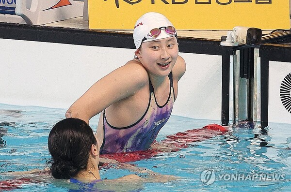 김승원이 26일 배영 50m 한국 신기록을 세우고 환하게 웃고 있다. (출처: 연합뉴스)