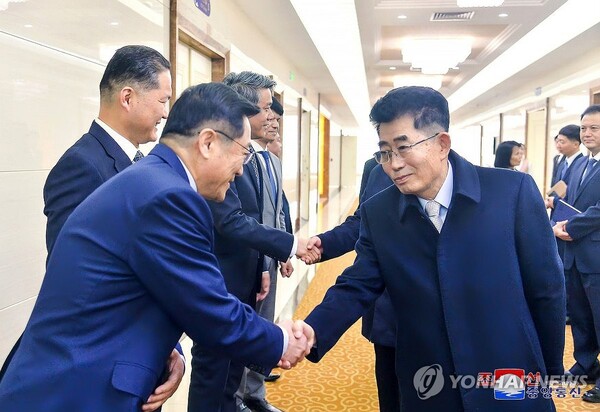 김성남(오른쪽) 북한 노동당 국제부장. (출처: 연합뉴스)