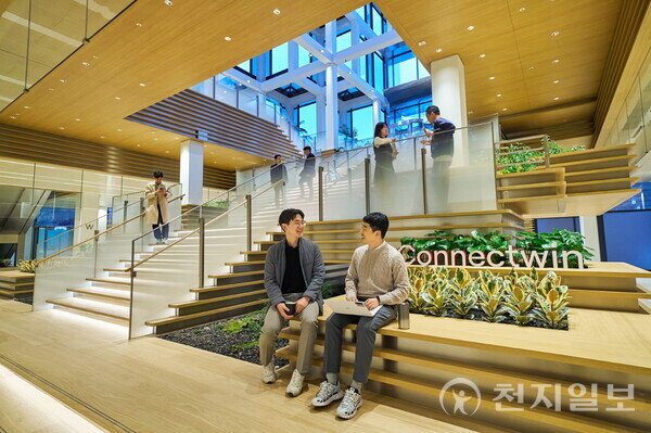 LG 직원들이 LG트윈타워 저층부 공용공간 ‘커넥트윈’에서 대화를 나누고 있다. (제공: LG) ⓒ천지일보 2024.03.28.