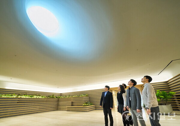 LG 직원들이 LG트윈타워 지하 1층에 새로 조성된 ‘틴들(Tyndall)’에서 햇빛이 들어오는 천장을 바라보고 있다. (제공: LG) ⓒ천지일보 2024.03.28.
