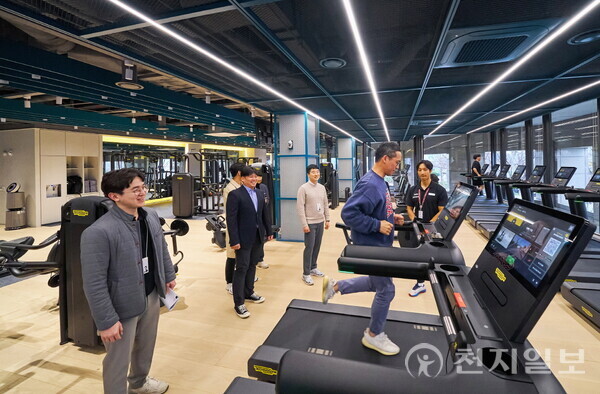 LG 직원들이 LG트윈타워 동관 2층에 신규 조성된 ‘트윈 피트니스’에서 운동기구를 체험하고 있다. (제공: LG) ⓒ천지일보 2024.03.28.