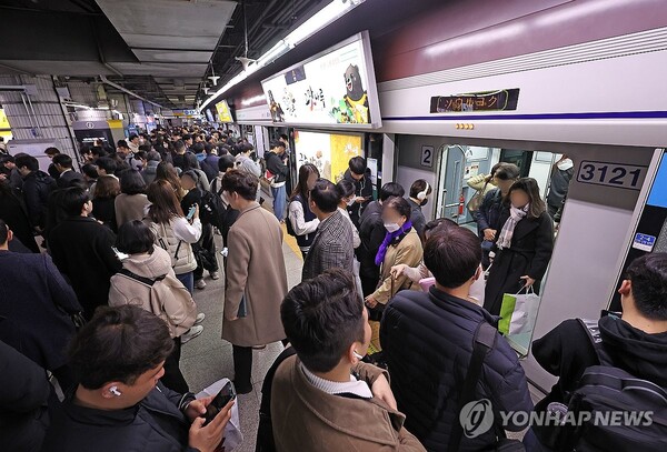 서울 시내버스 총파업이 시작된 28일 오전 중구 서울역 지하철 역사에서 시민들이 지하철 탑승을 기다리고 있다. (출처: 연합뉴스)
