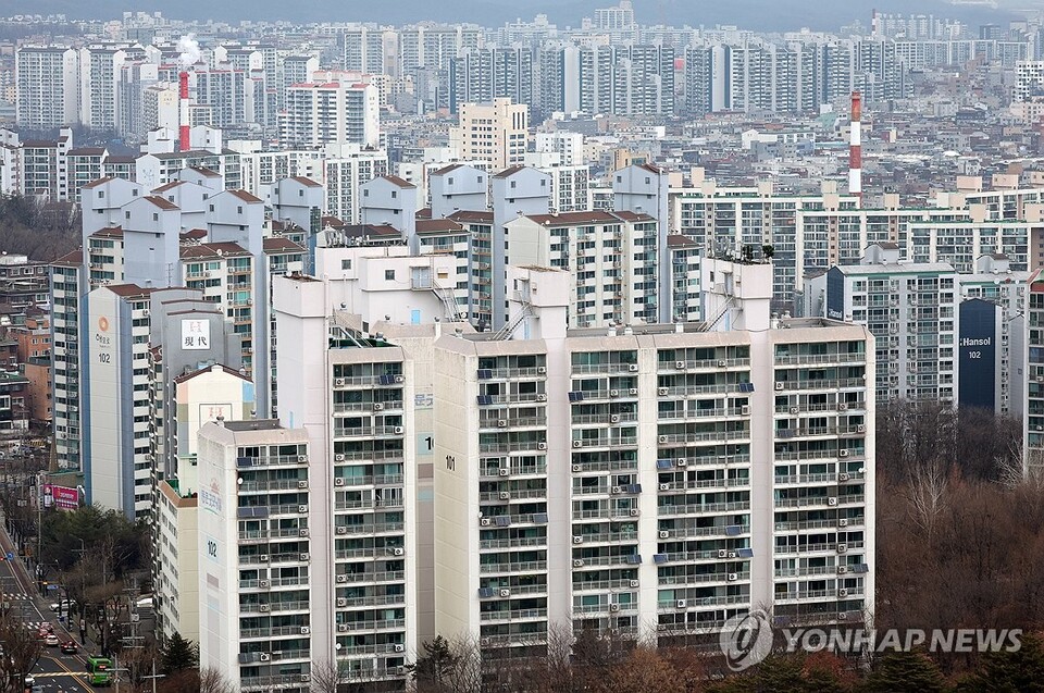 준공 후 30년이 지난 아파트에 대해 안전진단 없이 재건축을 시작할 수 있도록 정부가 절차를 간소화하기로 했다. 서울은 아파트 182만7천가구 중 27.5%가 준공 30년을 넘겼고, 노원·도봉구 아파트의 60% 가까이가 여기에 해당한다.사진은 14일 오전 서울 강북구 북서울꿈의숲에서 바라본 노원·도봉구 일대 아파트 단지의 모습. 2024.1.14. (출처: 연합뉴스)