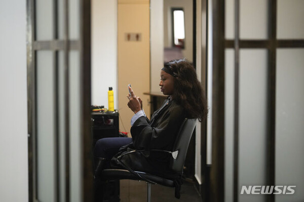 [AP/뉴시스] 27일 프랑스 파리의 한 미장원에서 여성이 머리 손질을 기다리고 있다.