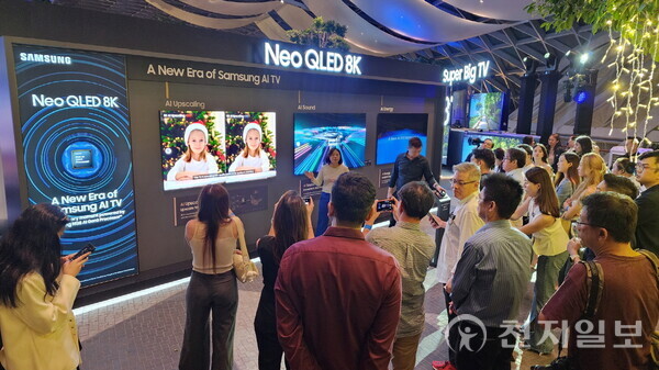 방문객들이 삼성전자 2024년형 Neo QLED 8K 제품 설명을 듣고 있다. (제공: 삼성전자) ⓒ천지일보 2024.03.29.