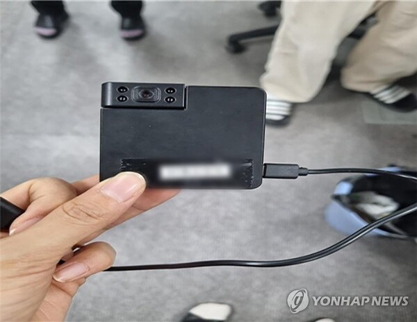 양산 사전투표소에서 발견된 불법 카메라. (출처: 연합뉴스)