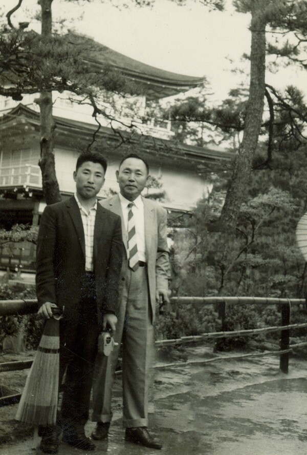 1956~1959년 조석래 명예회장(왼쪽)이 일본유학 중 부친 조홍제 창업주와 함께 찍은 기념사진. (제공: 효성) ⓒ천지일보 2024.03.29.