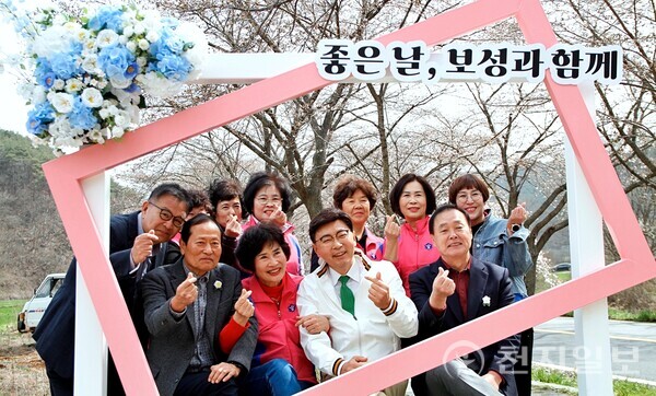 지난달 30일 보성군립백민미술관 광장에서 열린 ‘제11회 보성벚꽃축제’를 찾은 김철우 보성군수(앞줄 왼쪽 세 번째)와 보성군의회 의원들이 포토존에서 주민들과 단체 사진을 찍고 있다. (제공: 보성군청) ⓒ천지일보 2024.04.01.