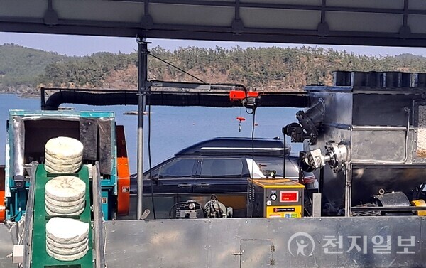 전남 해남군이 폐스티로폼 감용기를 활용해 해양쓰레기 감소, 재활용 제품을 생산, 처리비용 예산 절감이라는 일석삼조의 효과를 거두고 있다고 2일 밝혔다. 사진은 폐스티로폼 처리 모습. (제공: 해남군청) ⓒ천지일보 2024.04.02.