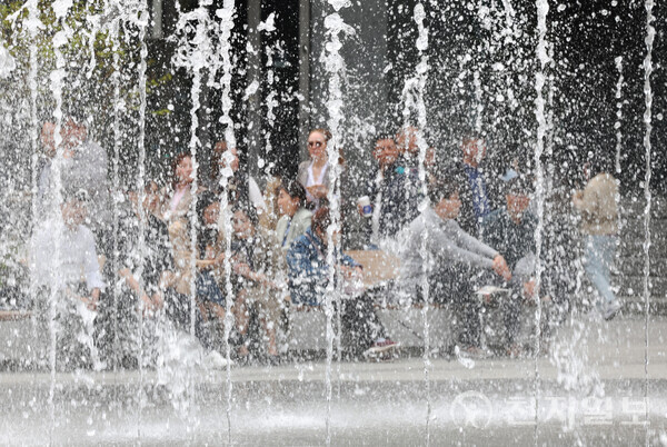 [천지일보=남승우 기자] 서울 낮 최고기온이 24도까지 오르며 포근한 날씨를 보인 8일 서울 종로구 광화문광장에서 분수가 가동되고 있다. ⓒ천지일보 2024.04.08.