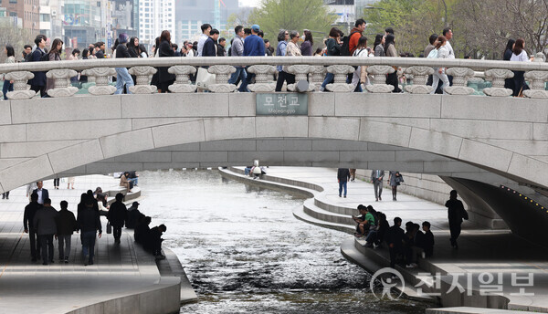 [천지일보=남승우 기자] 서울 낮 최고기온이 24도까지 오르며 포근한 날씨를 보인 8일 서울 청계천 모전교 아래 그늘에서 시민들이 휴식을 취하고 있다. ⓒ천지일보 2024.04.08.