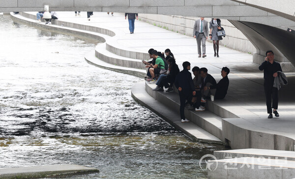 [천지일보=남승우 기자] 서울 낮 최고기온이 24도까지 오르며 포근한 날씨를 보인 8일 서울 청계천 모전교 아래 그늘에서 시민들이 휴식을 취하고 있다. ⓒ천지일보 2024.04.08.