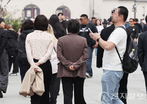 [천지일보=남승우 기자] 서울 낮 최고기온이 24도까지 오르며 포근한 날씨를 보인 8일 서울 종로구 광화문광장에서 가벼운 옷차림을 한 시민들이 산책을 하고 있다. ⓒ천지일보 2024.04.08.