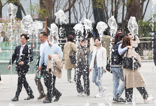 [천지일보=남승우 기자] 서울 낮 최고기온이 24도까지 오르며 포근한 날씨를 보인 8일 서울 종로구 광화문광장에서 분수가 가동되고 있다. ⓒ천지일보 2024.04.08.