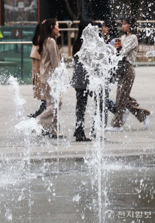 [천지일보=남승우 기자] 서울 낮 최고기온이 24도까지 오르며 포근한 날씨를 보인 8일 서울 종로구 광화문광장에서 분수가 가동되고 있다. ⓒ천지일보 2024.04.08.