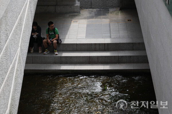 [천지일보=남승우 기자] 서울 낮 최고기온이 24도까지 오르며 포근한 날씨를 보인 8일 서울 청계천 모전교 아래 그늘에서 시민들이 휴식을 취하고 있다. ⓒ천지일보 2024.04.08.