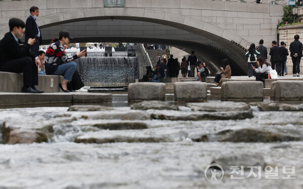 [천지일보=남승우 기자] 서울 낮 최고기온이 24도까지 오르며 포근한 날씨를 보인 8일 서울 청계천 모전교 아래 그늘에서 시민들이 휴식을 취하고 있다.ⓒ천지일보 2024.04.08.