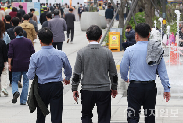 [천지일보=남승우 기자] 서울 낮 최고기온이 24도까지 오르며 포근한 날씨를 보인 8일 서울 종로구 광화문광장에서 시민들이 외투를 벗은 채 산책을 하고 있다. ⓒ천지일보 2024.04.08.