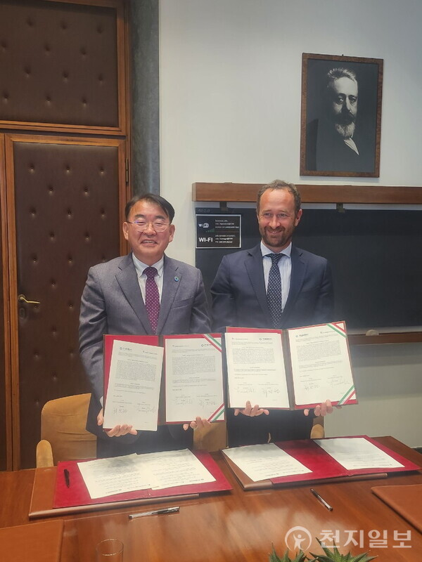 최완현 국립해양생물자원관장(왼쪽)이 8일 이탈리아 국립연구위원회와 해양생명자원 연구 협력 의향서(MOU)를 체결 후 기념촬영을 하고 있다. (제공: 국립해양생물자원관)ⓒ천지일보 2024.04.09.