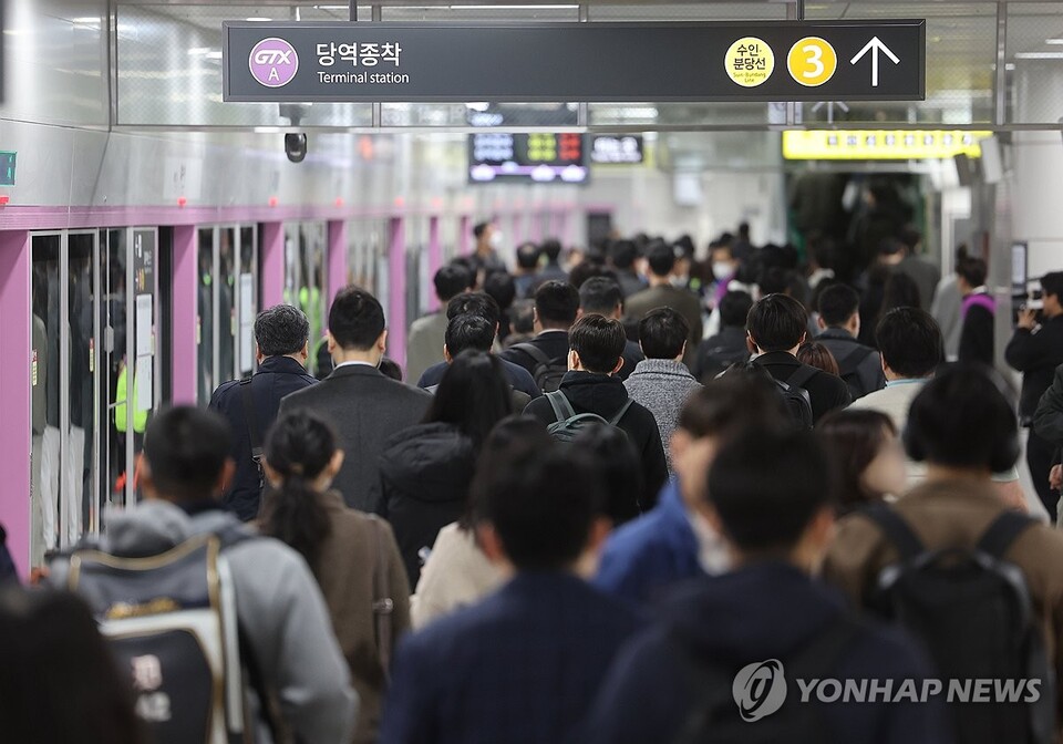 수도권 광역급행철도(GTX)-A 수서∼동탄 구간 개통 후 첫 평일인 1일 오전 서울 수도권 광역급행철도(GTX)-A 수서역에서 승객들이 열차에서 내려 이동하고 있다. 2024.4.1. (출처: 연합뉴스)