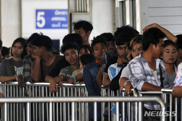 지난 12일(현지시간) 태국 탁주 매솟에 있는 제1 태국-미얀마 우정의 다리에서 미얀마 주민들이 입국 심사대를 건너기 위해 기다리고 있다. (출처: 뉴시스)